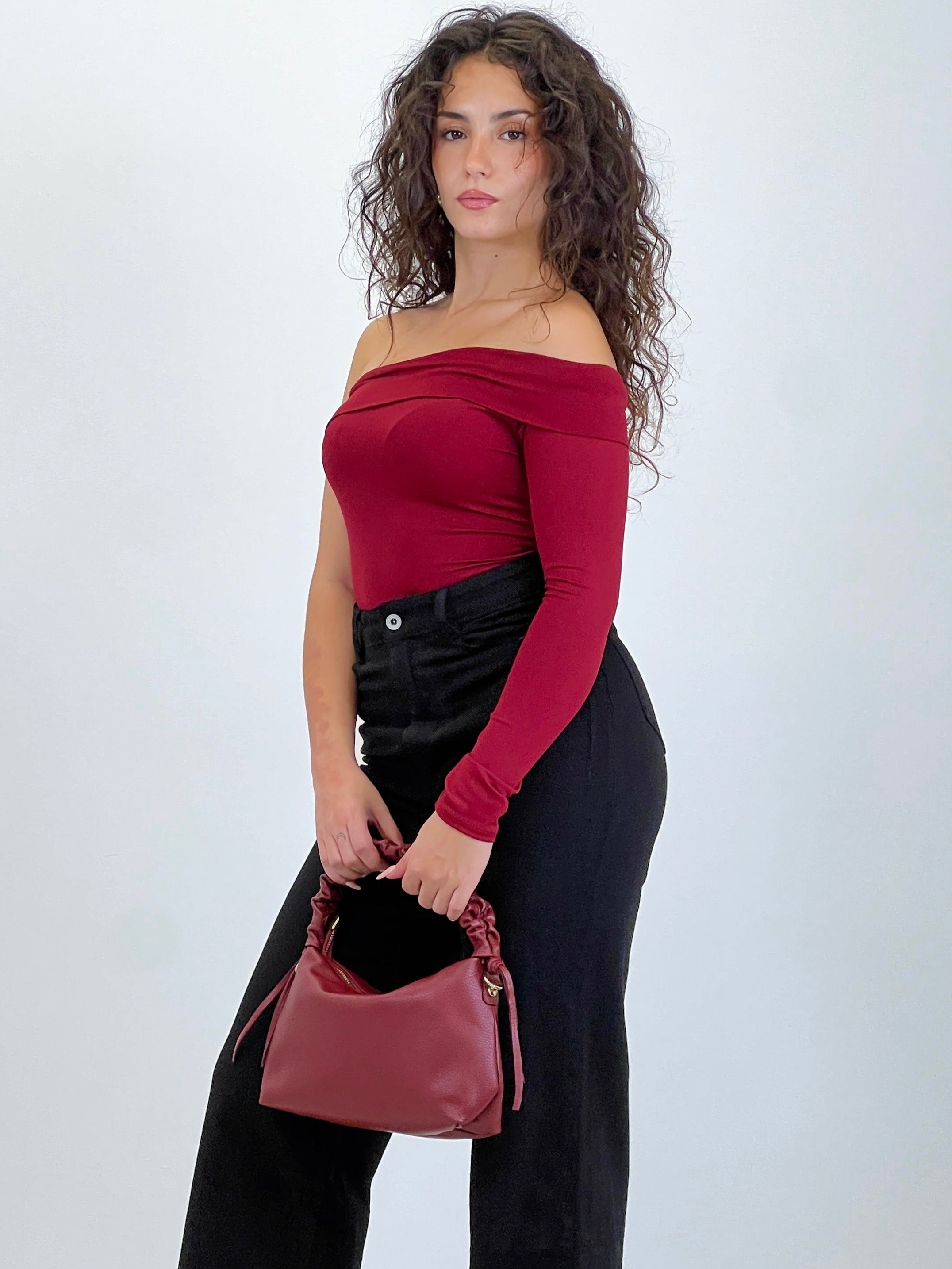 Leather bag with wrinkled handle