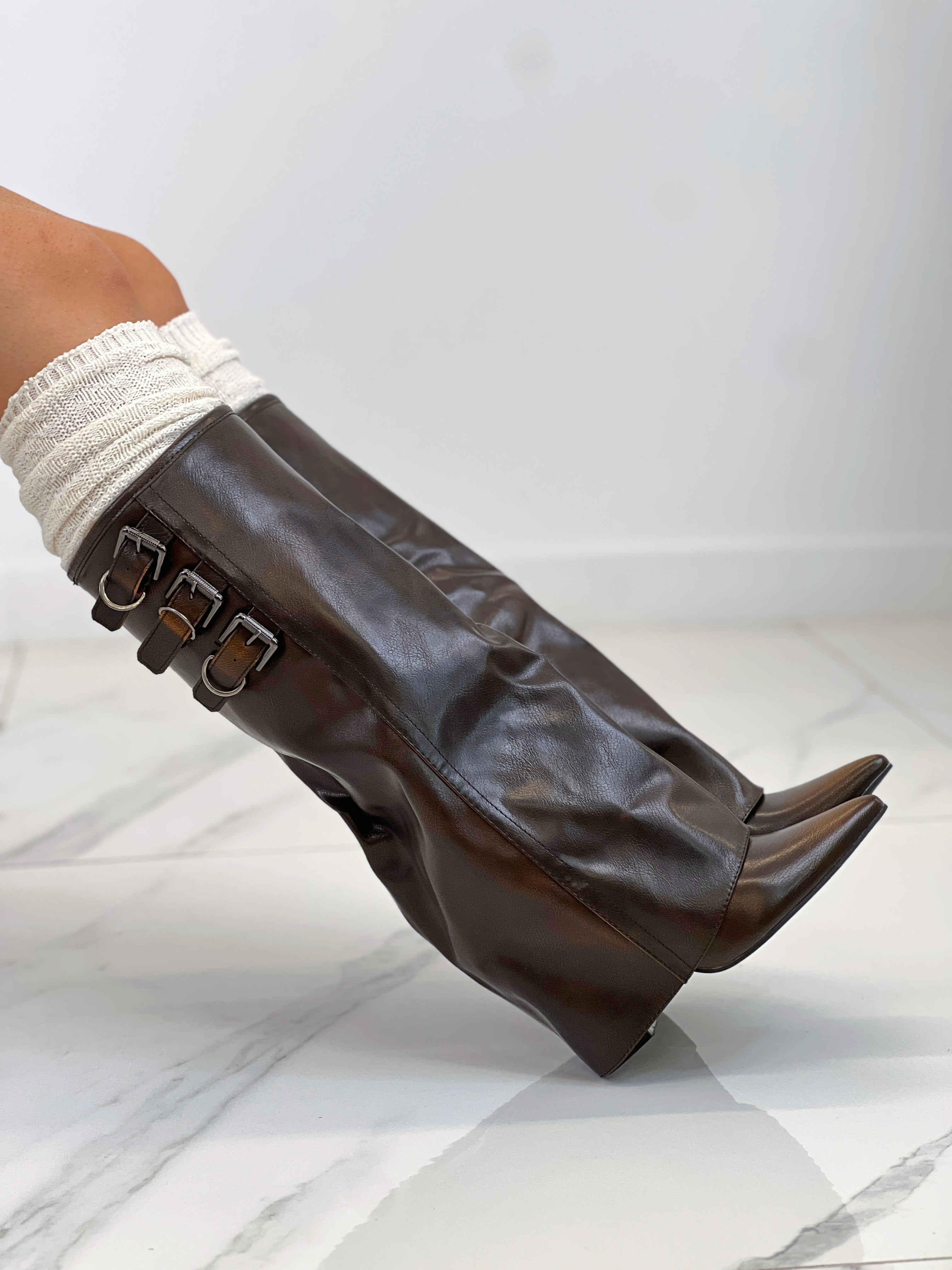 Stivale gambale fibbie