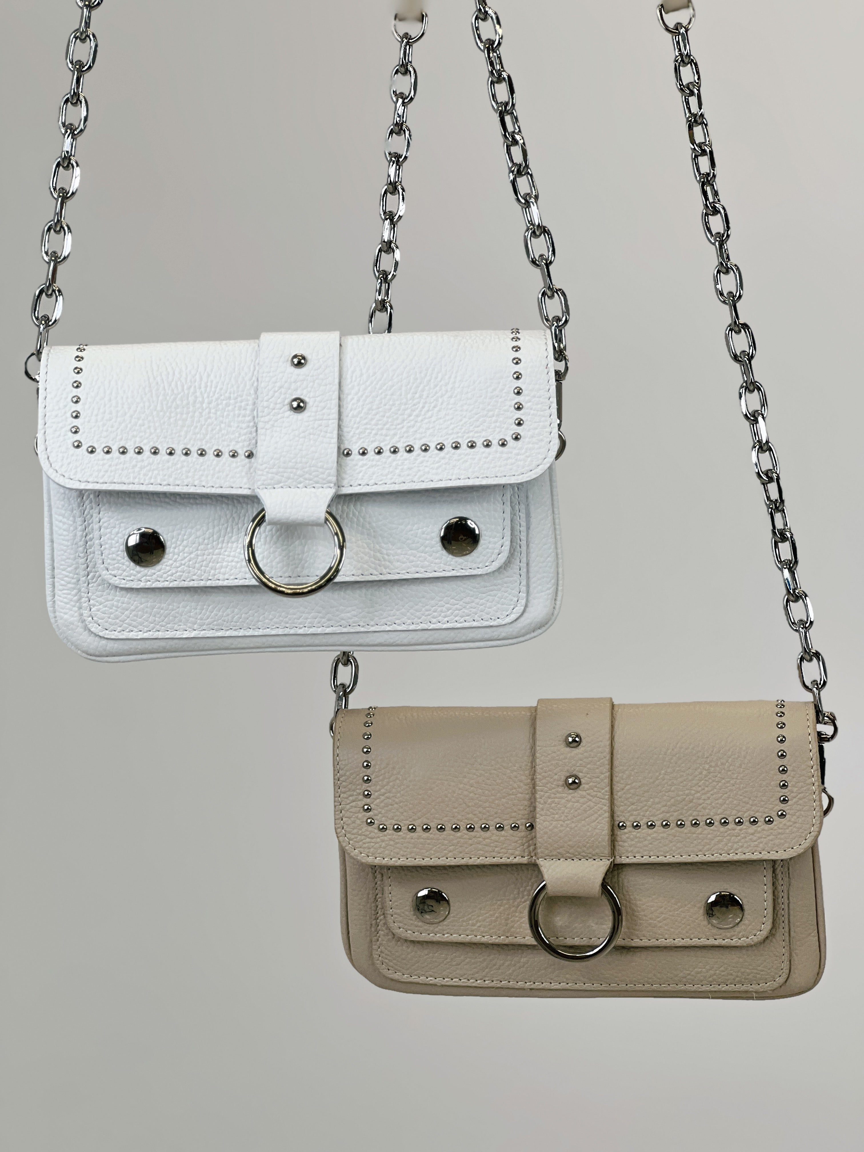 Bolsa de pele com tachas