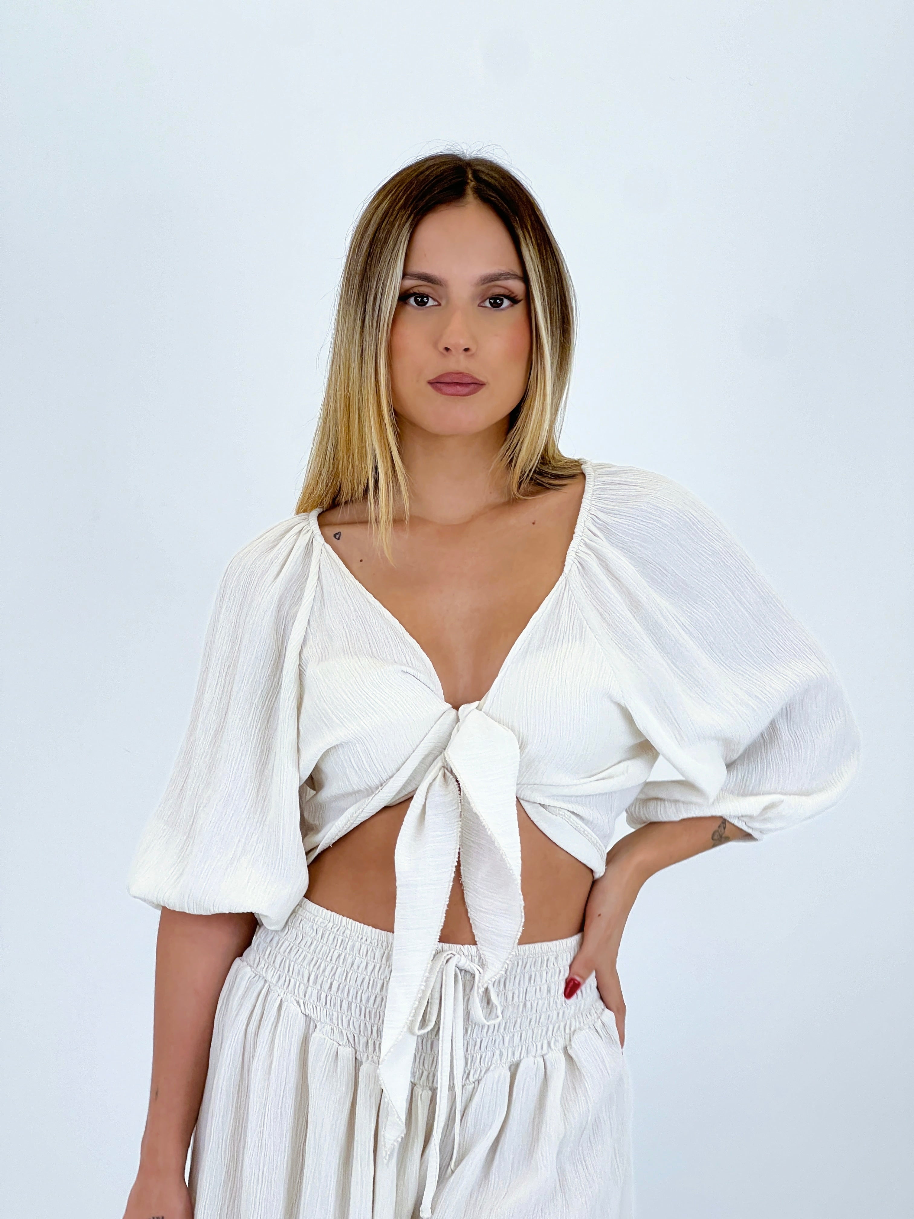 Blusa aperta con nodo