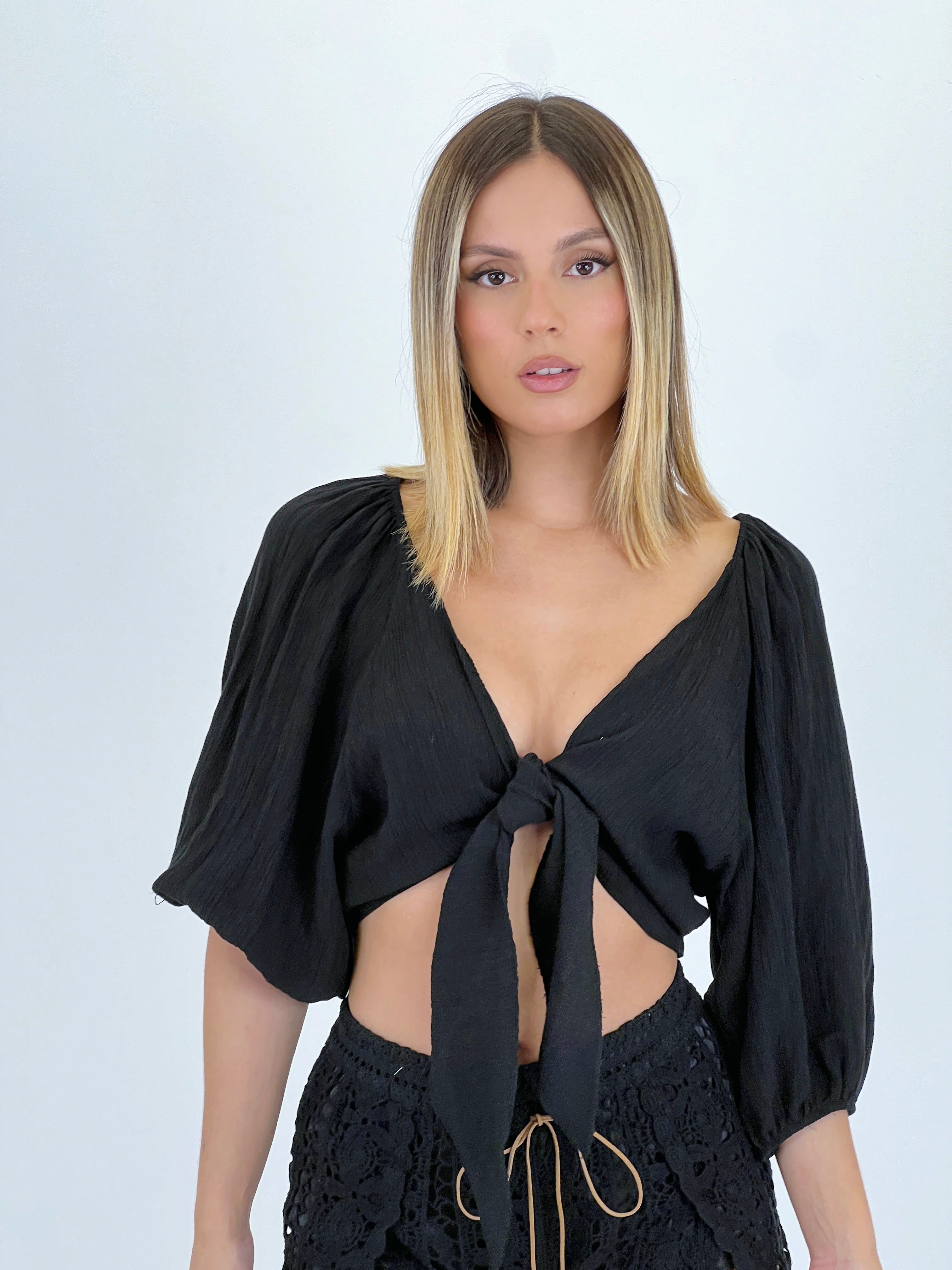 Blusa aperta con nodo